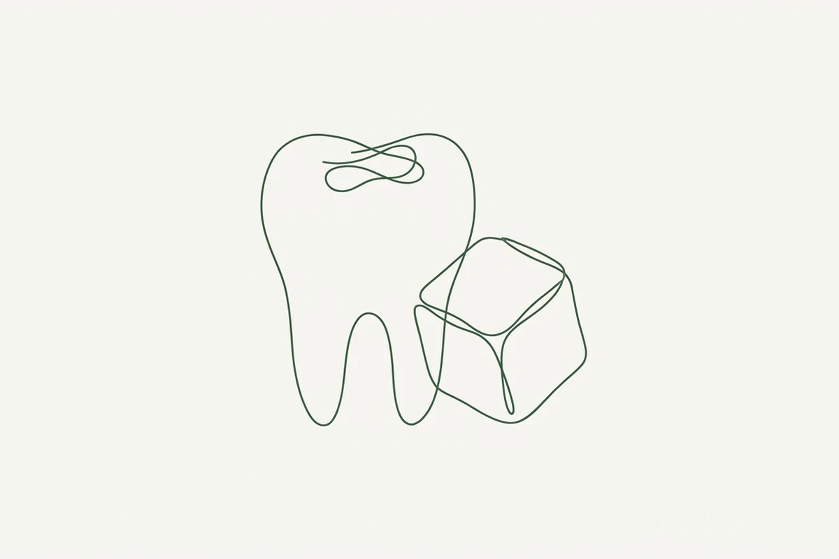 Un dente con un'otturazione sulla superficie masticante e un cubetto di ghiaccio appoggiato di fianco
