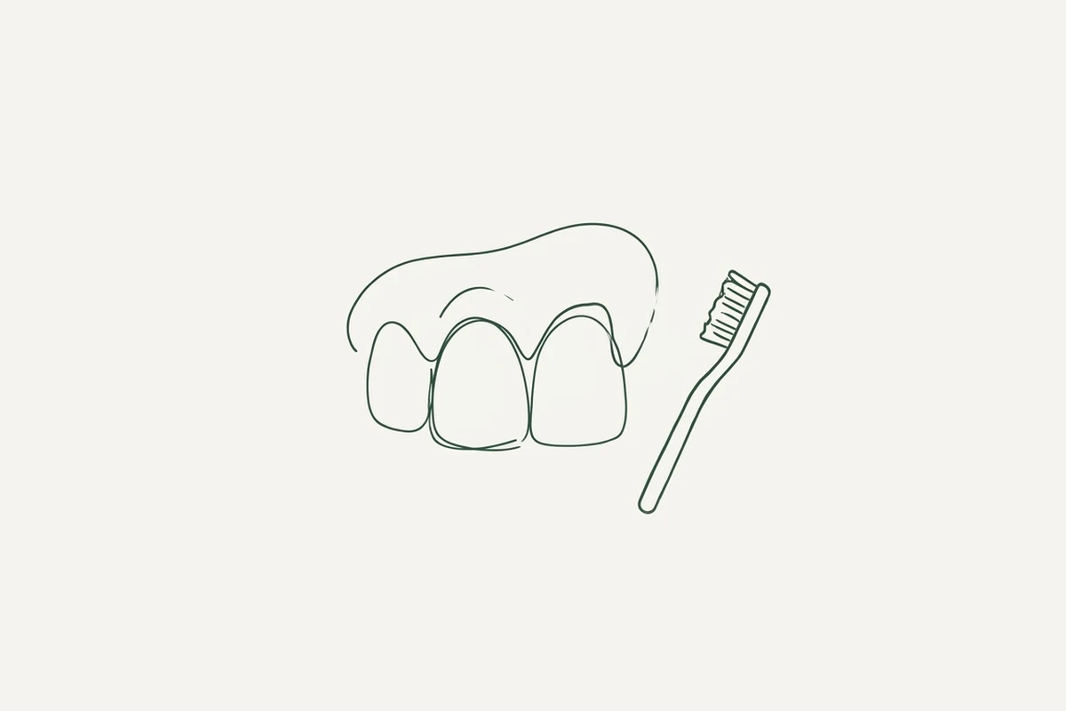 La gengiva un po' gonfia attorno ai denti davanti, e lo spazzolino accanto