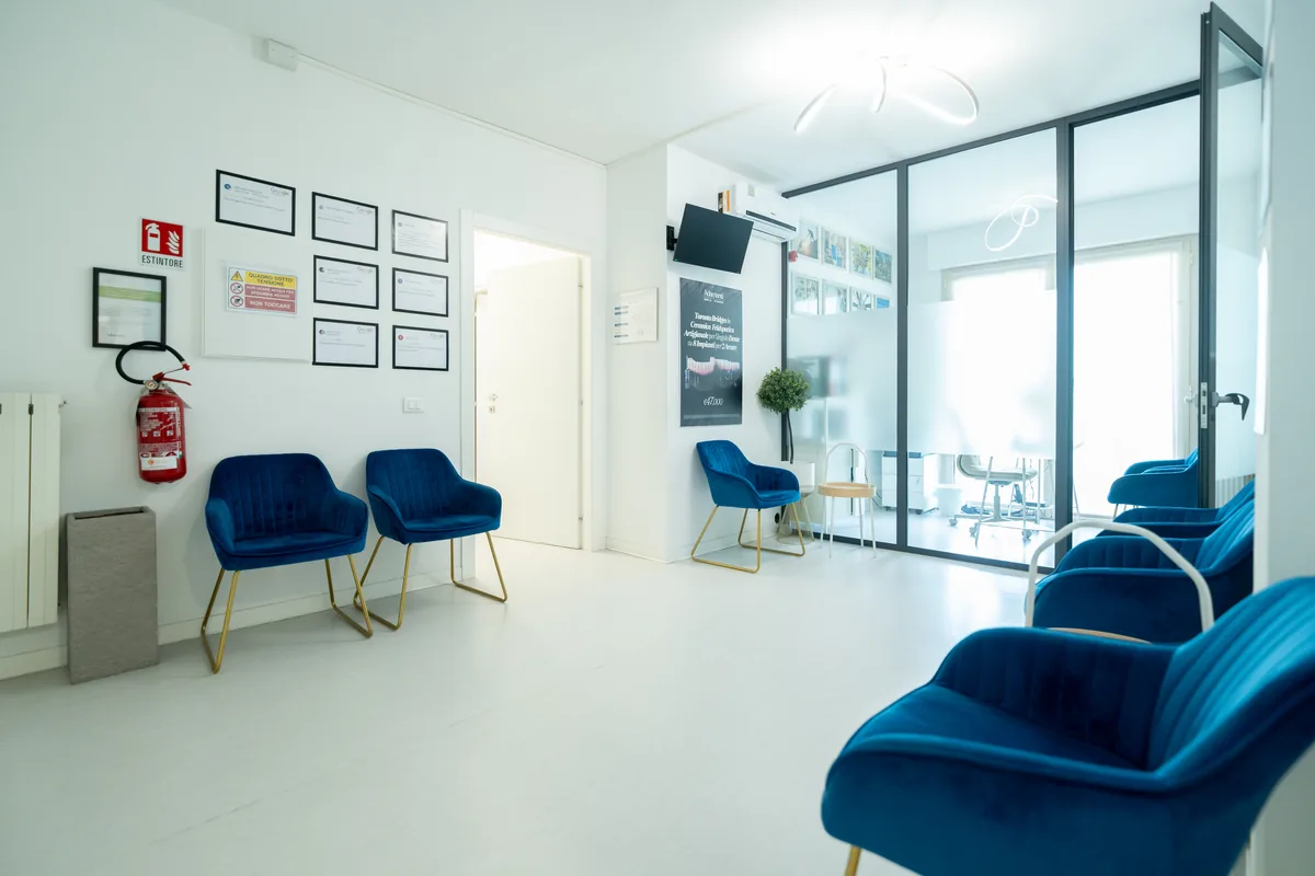 La sala d'attesa dello studio di Lucca